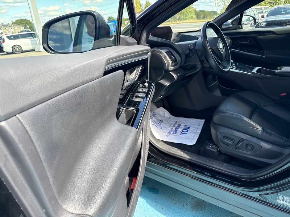 2023 Subaru SOLTERRA Luxury package