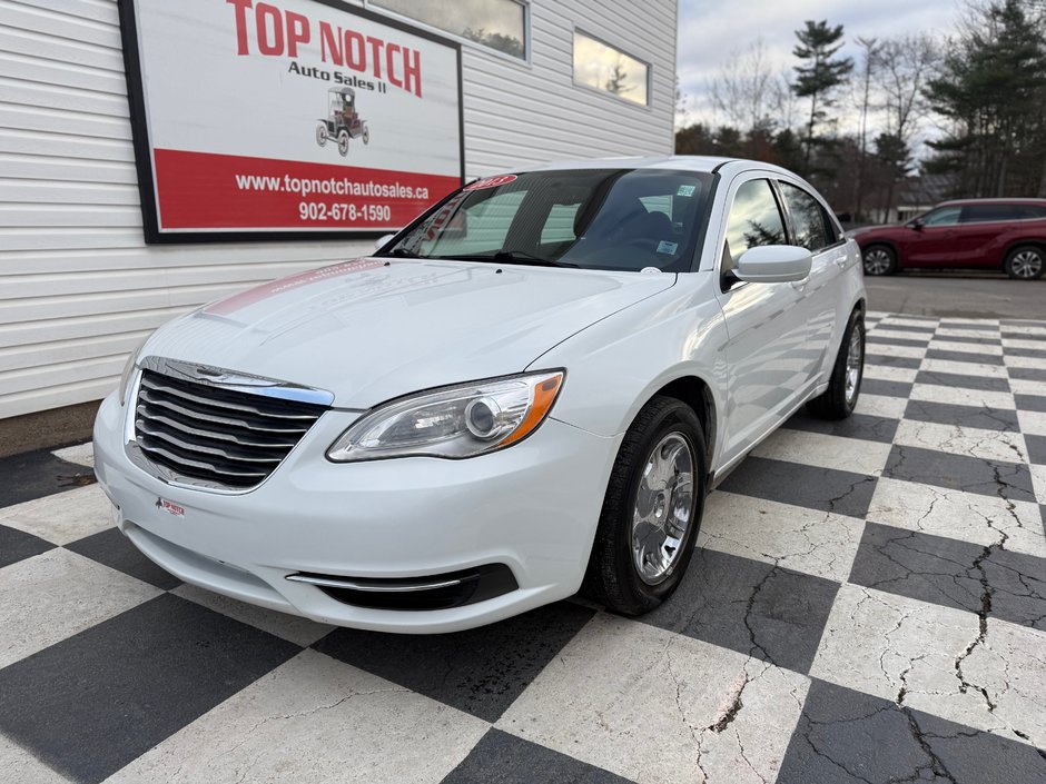 2013 Chrysler 200 LX LX, keyless entry, remote start, chrome wheels in COLDBROOK, Nova Scotia