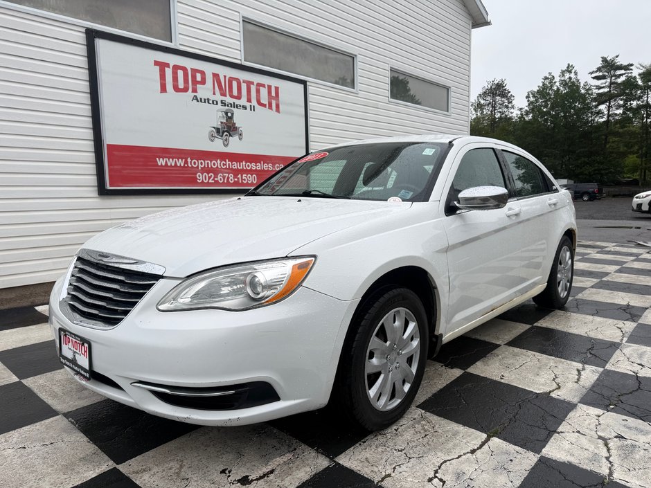 Chrysler 200 LX, Keyless entry, MP3, Cruise control 2013 à Kentville, Nouvelle-Écosse