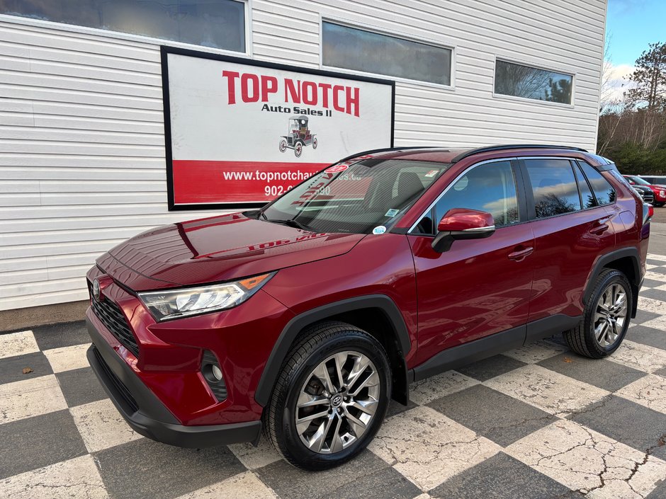 RAV4 XLE - sunroof, heated seats, heated steering wheel 2020 à Kentville, Nouvelle-Écosse