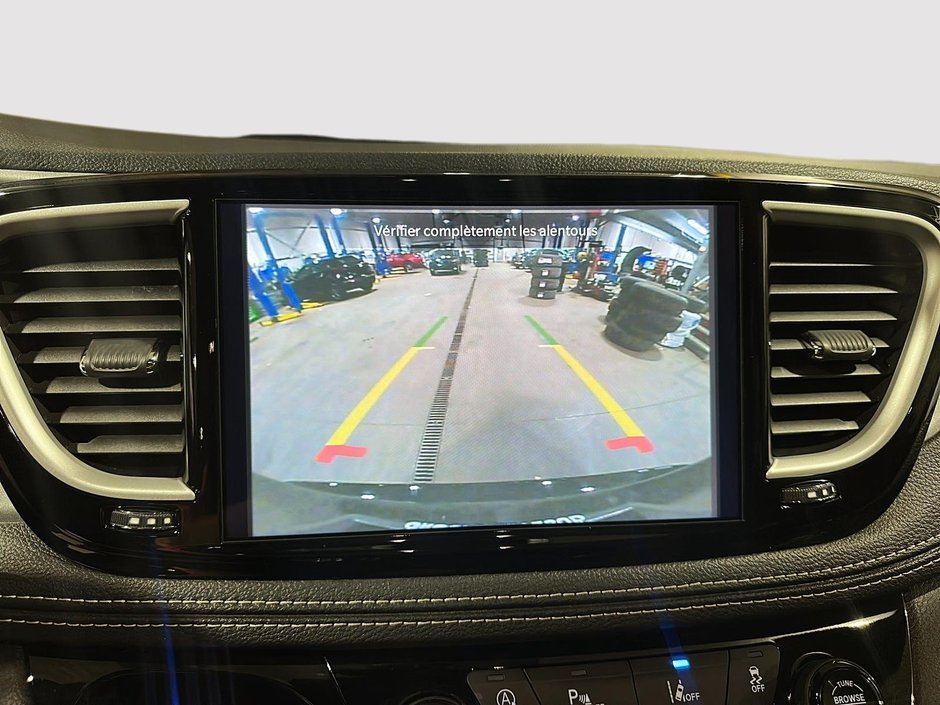 2024 Chrysler Pacifica Touring-L Apparence S-16