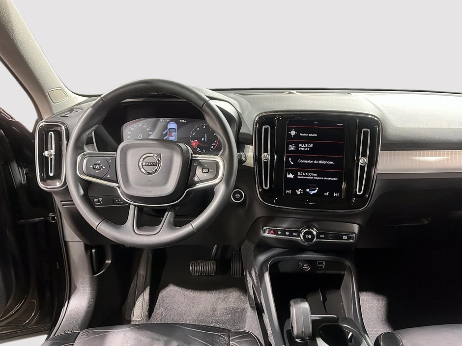 Volvo XC40 Momentum 2022-9