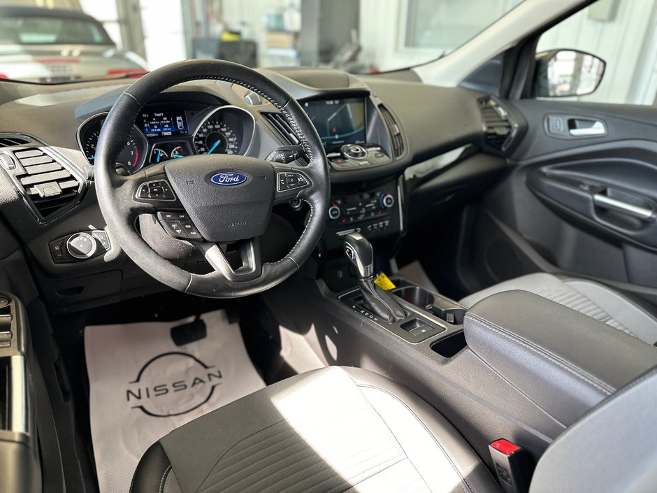 Ford Escape Titanium AWD 2019-15