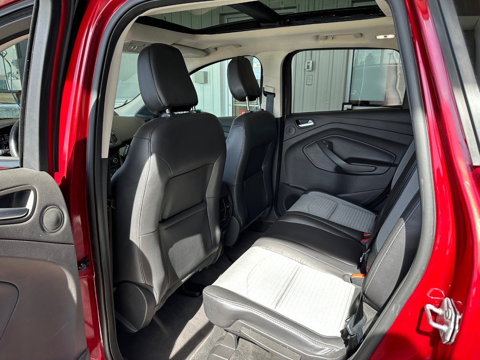 Ford Escape Titanium AWD 2019-38
