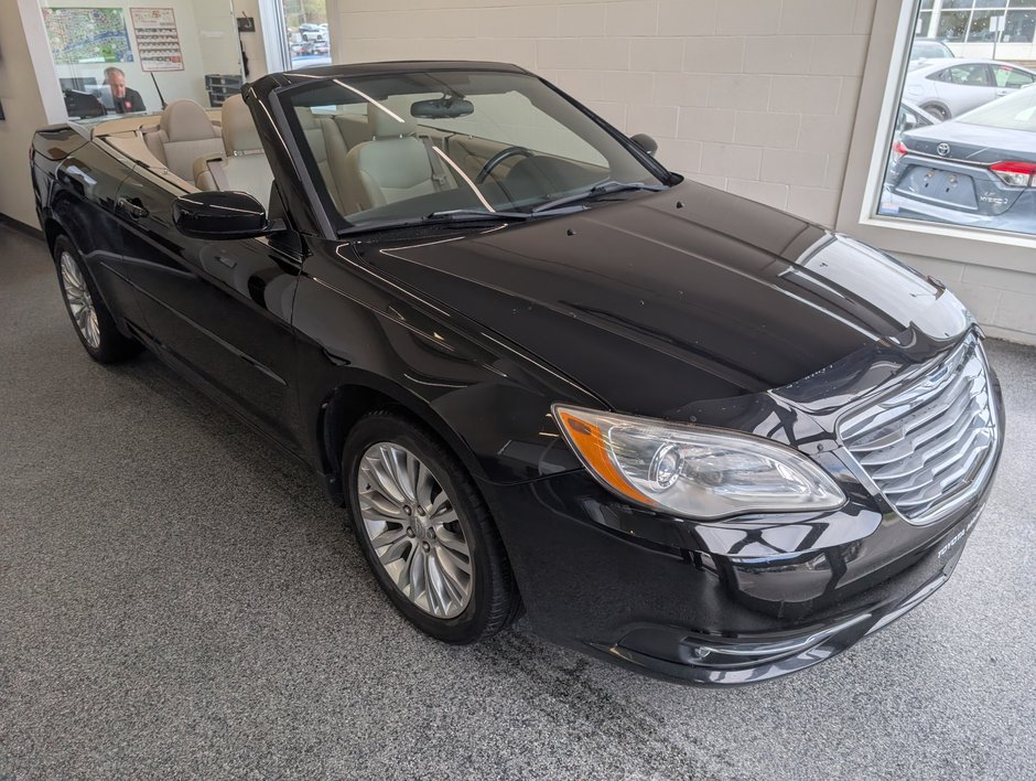 2011 Chrysler 200 Touring CONVERTIBLE, in Magog, Quebec