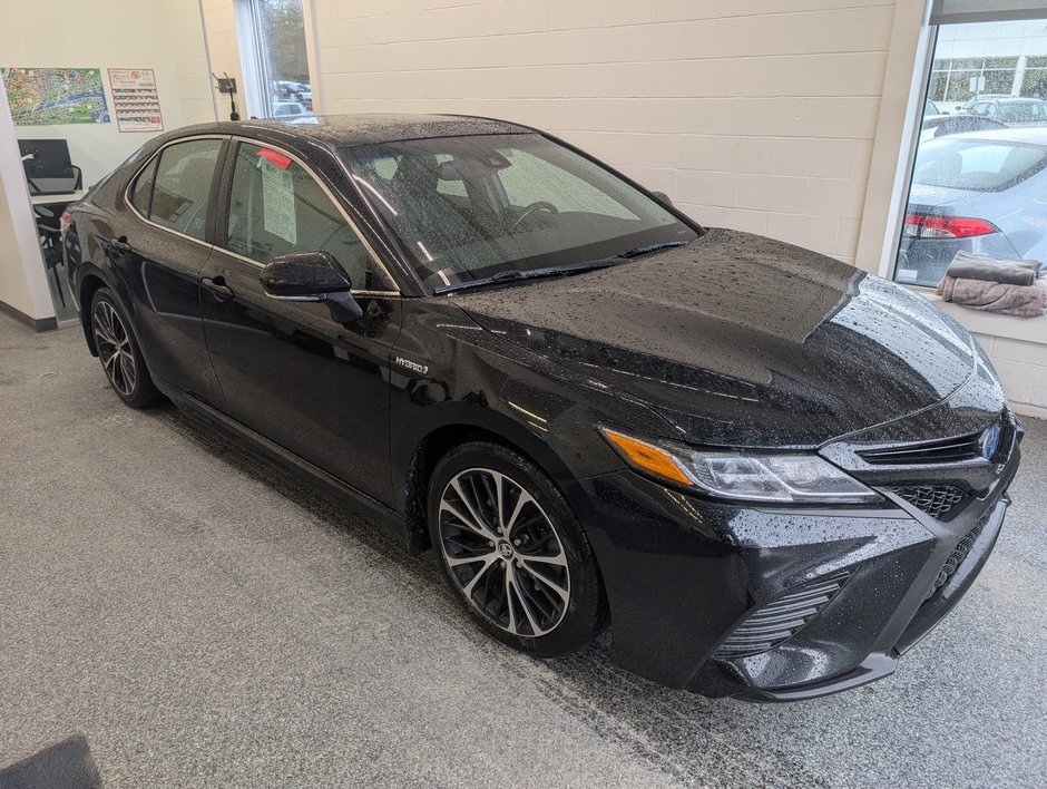 2020 Toyota Camry Hybrid SE in Magog, Quebec