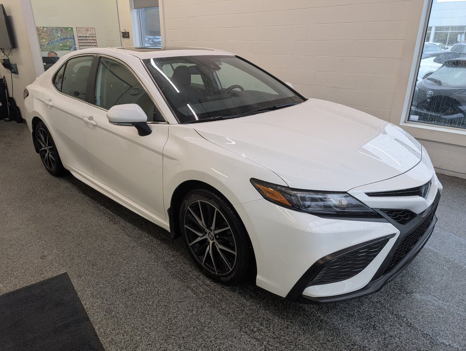 Toyota Camry Hybrid SE 2023 à Magog, Québec