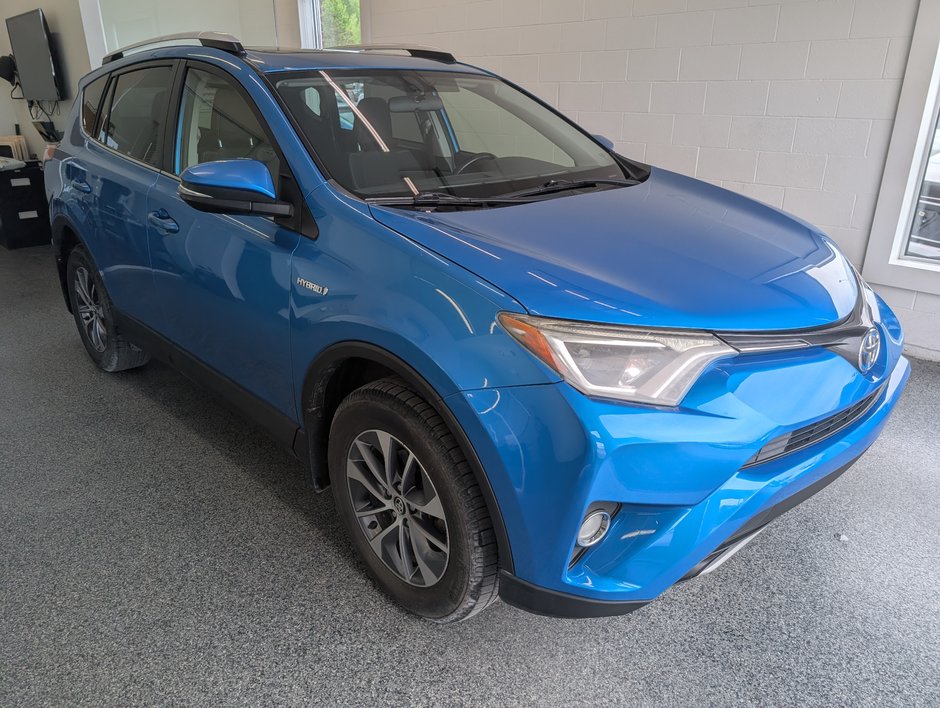Toyota RAV4 Hybrid XLE, AWD, 2016 à Magog, Québec
