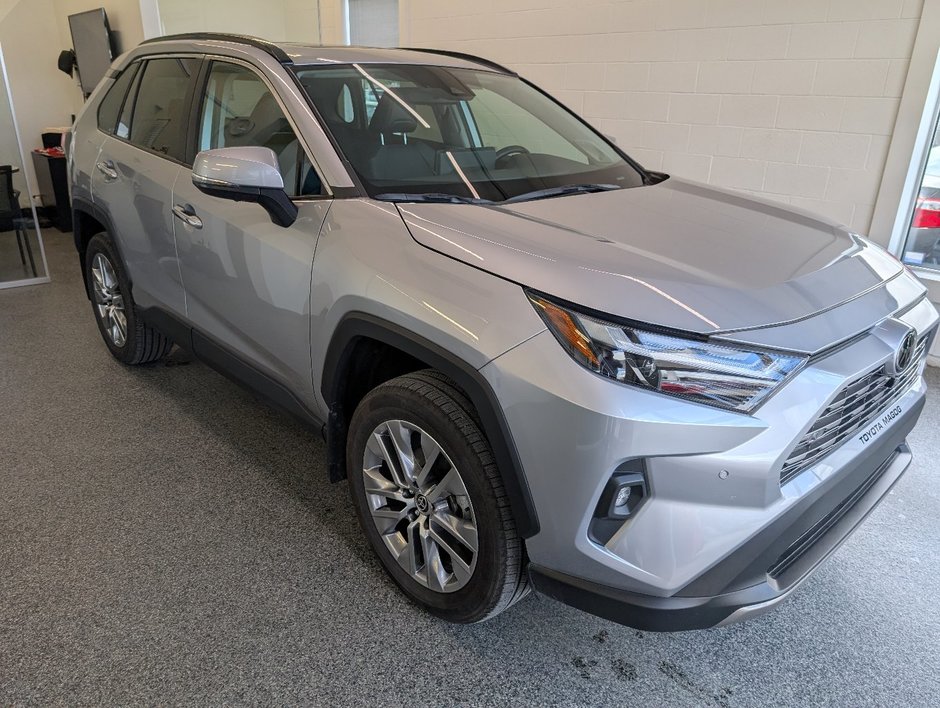 Toyota RAV4 Limited AWD, 2023 à Magog, Québec