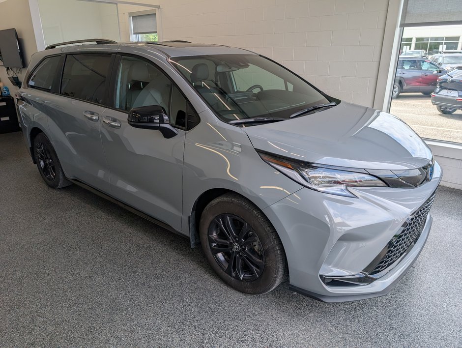 2025 Toyota Sienna XSE AWD, A/C, 7 PASSAGERS in Magog, Quebec