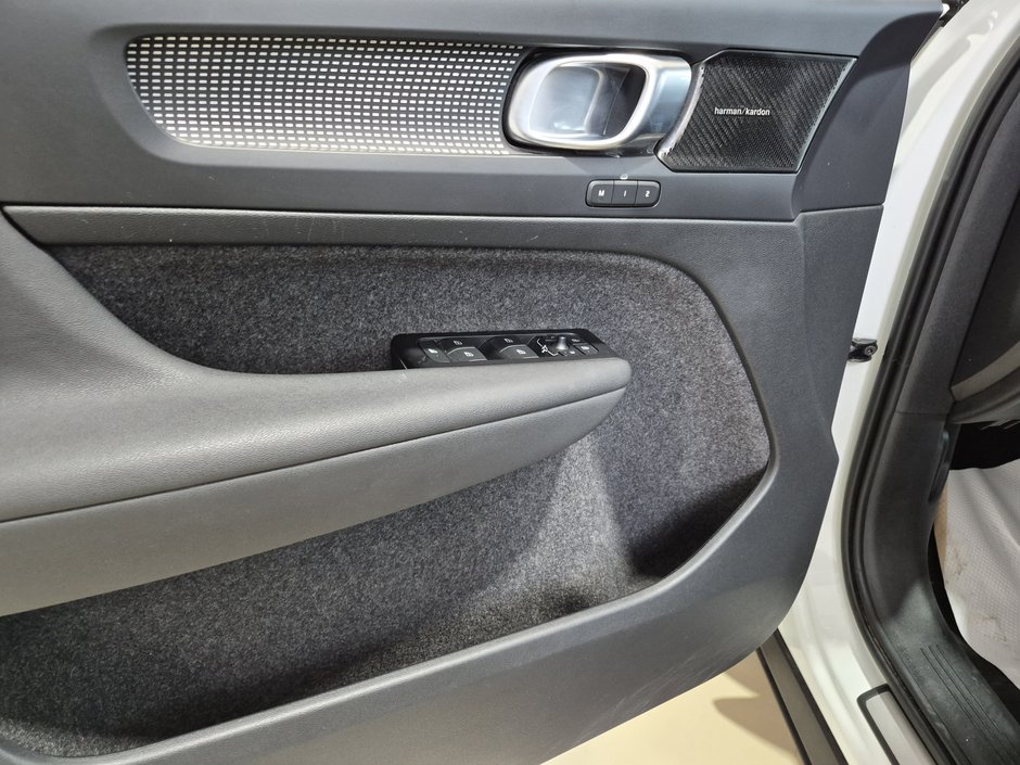 2022 Volvo XC40 R-DESIGN-7