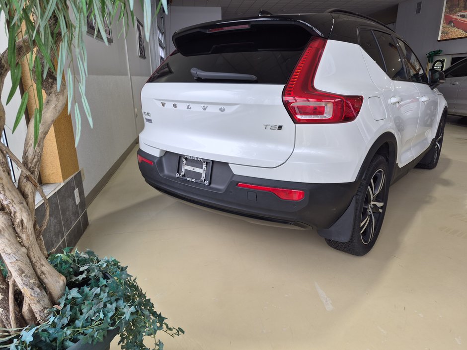 2022 Volvo XC40 R-DESIGN-3