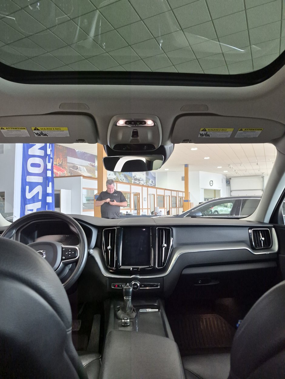2020 Volvo XC60 MOMENTUM-9