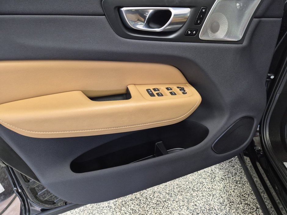 Volvo XC60 ULTIMATE BRIGHT THEME 2023-6