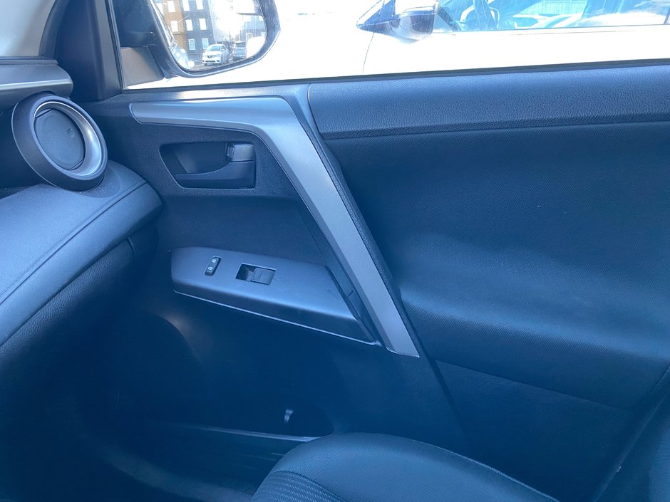 Toyota RAV4 LE 2018-4