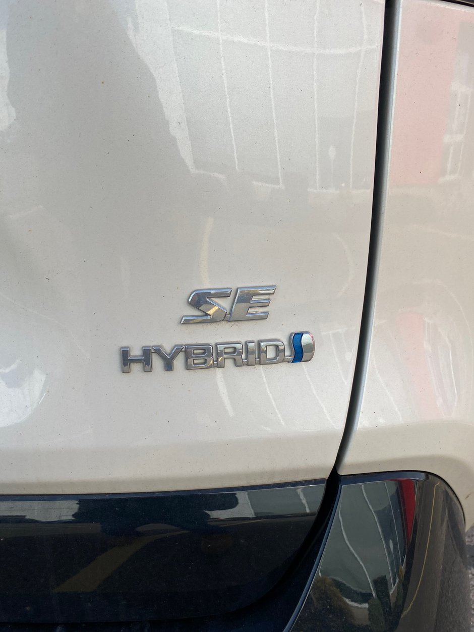 Toyota RAV4 Hybrid SE 2022-3