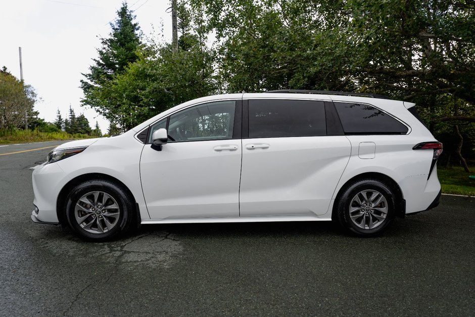 2022 Toyota Sienna LE