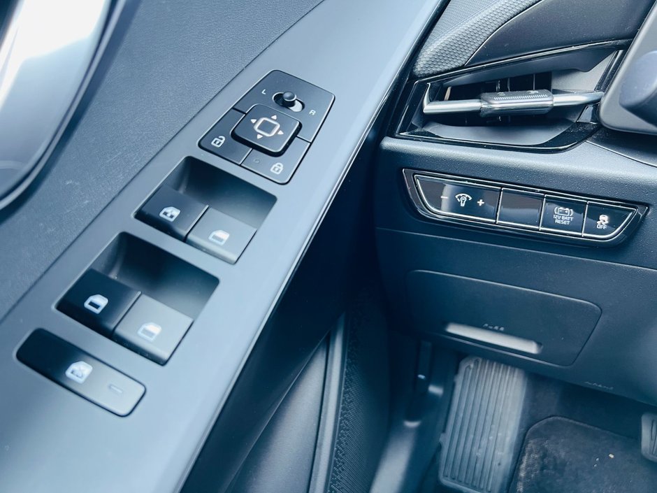 2025 Kia Niro HEV LX-12