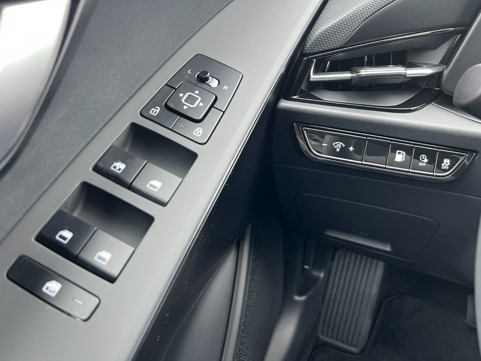 2025 Kia Niro PHEV LX-12