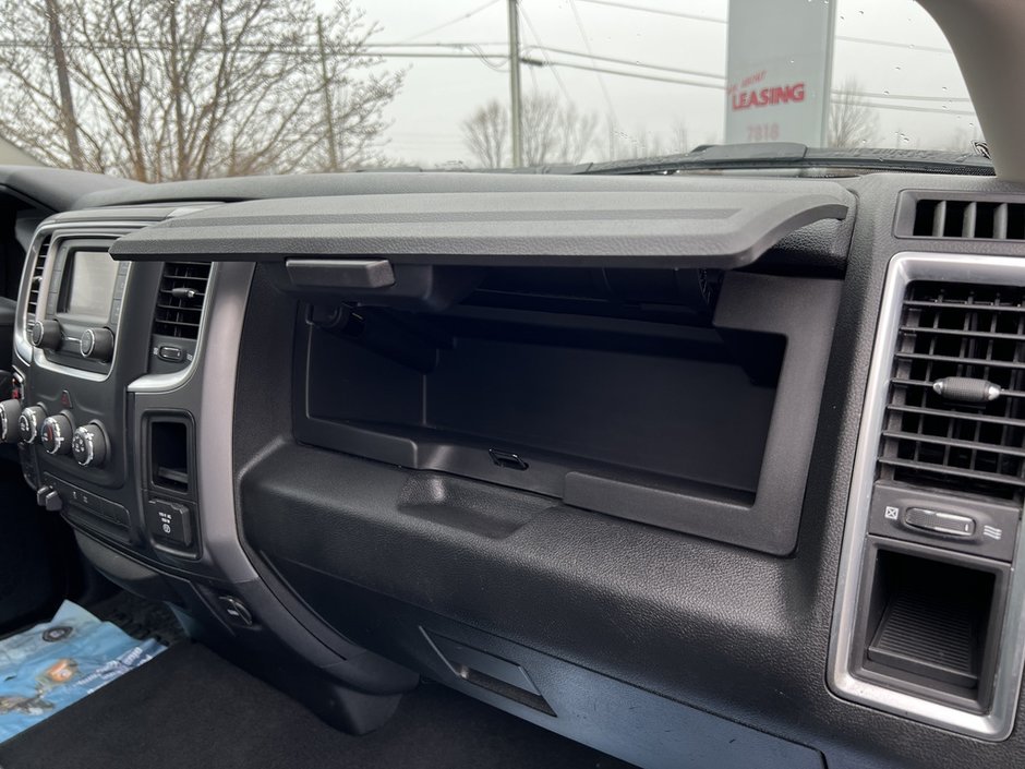 2022 Ram 1500 Classic SLT-28
