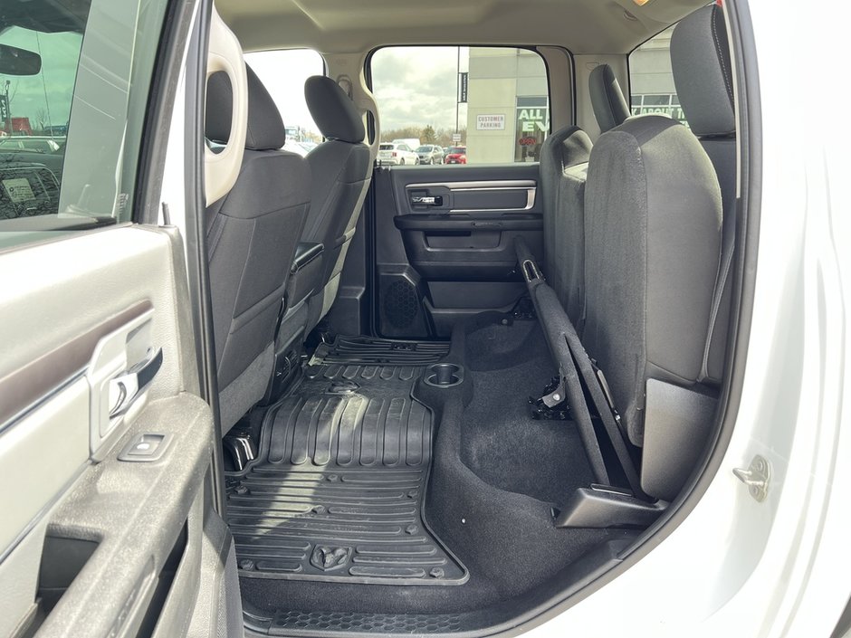 Ram 1500 Classic SLT 2023-36