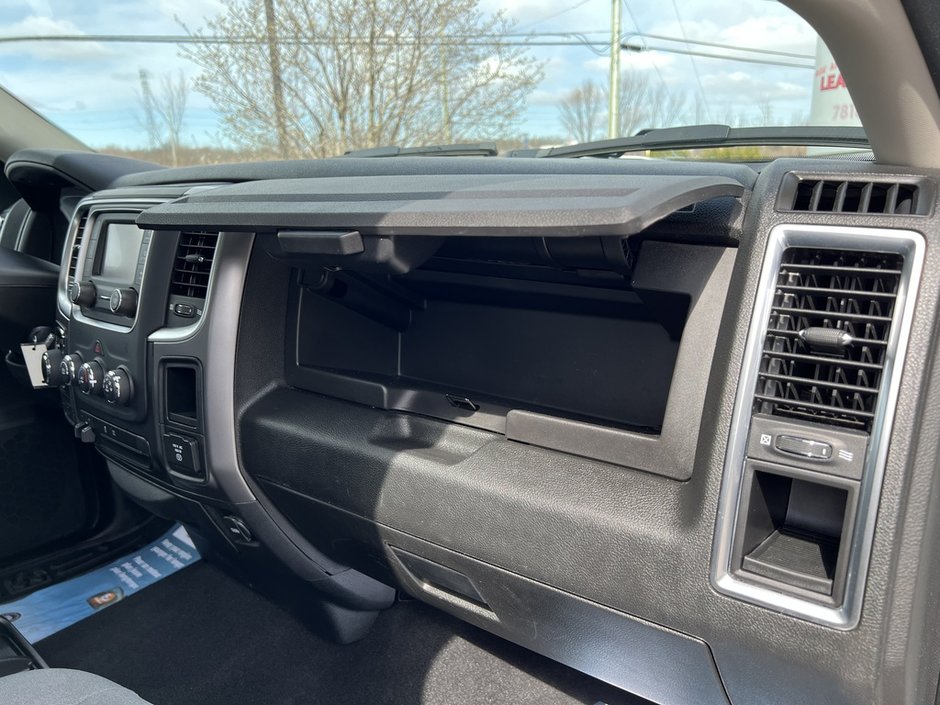 Ram 1500 Classic SLT 2023-32