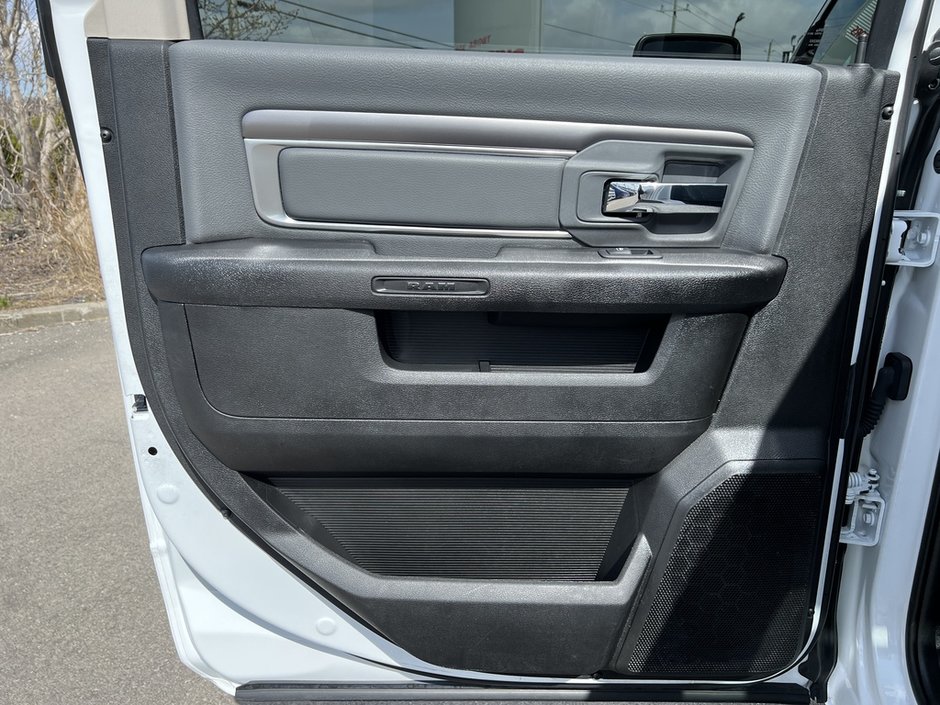 Ram 1500 Classic SLT 2023-33