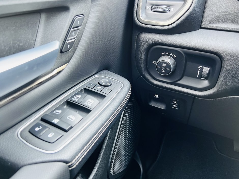 2023 Ram 1500 Sport Night Edition HEMI-14