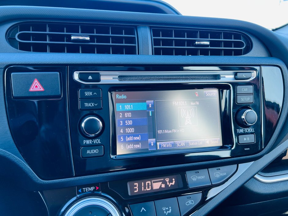 Toyota Prius c Technology 2015-20