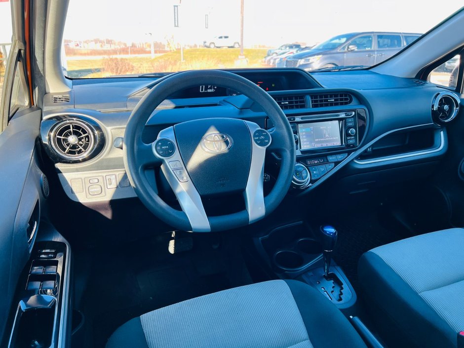 Toyota Prius c Technology 2015-12