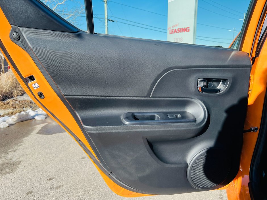 Toyota Prius c Technology 2015-27