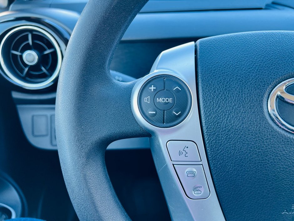 Toyota Prius c Technology 2015-15