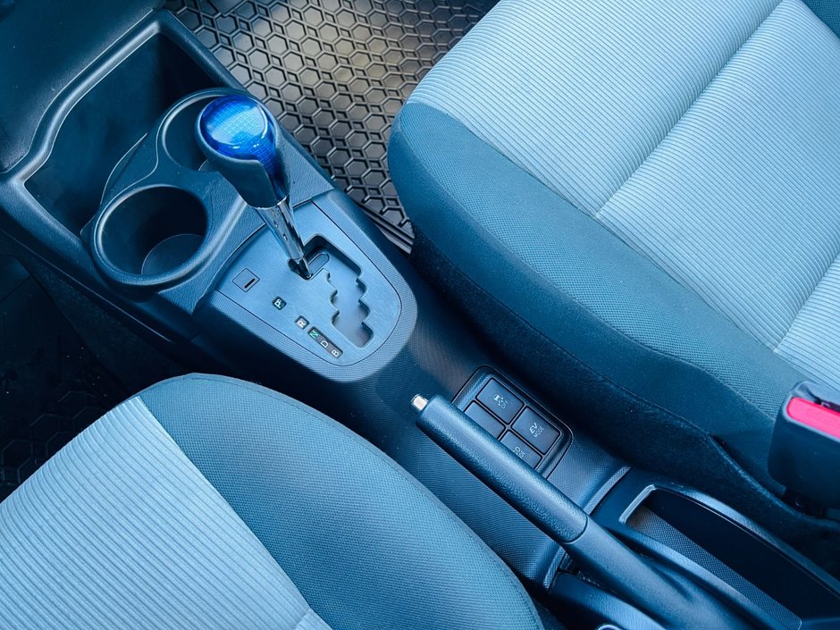 Toyota Prius c Technology 2015-24