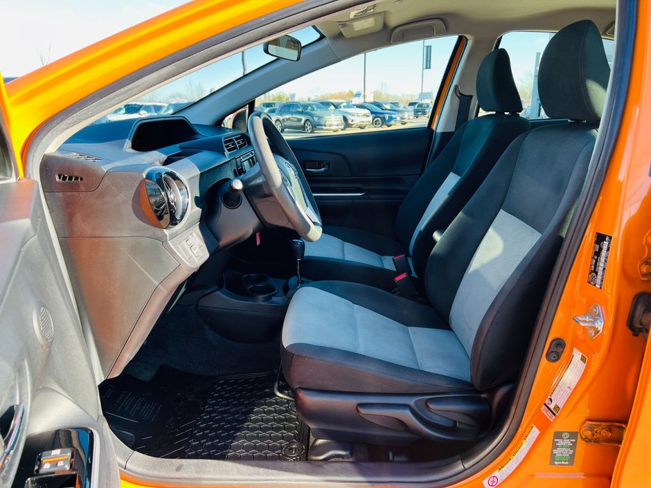 Toyota Prius c Technology 2015-7