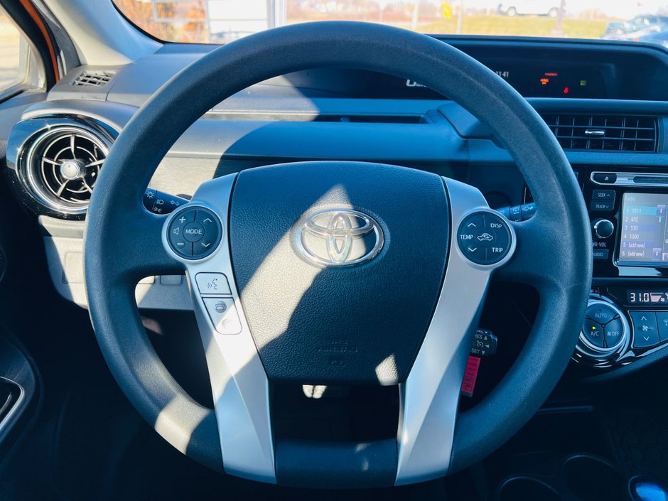 Toyota Prius c Technology 2015-14