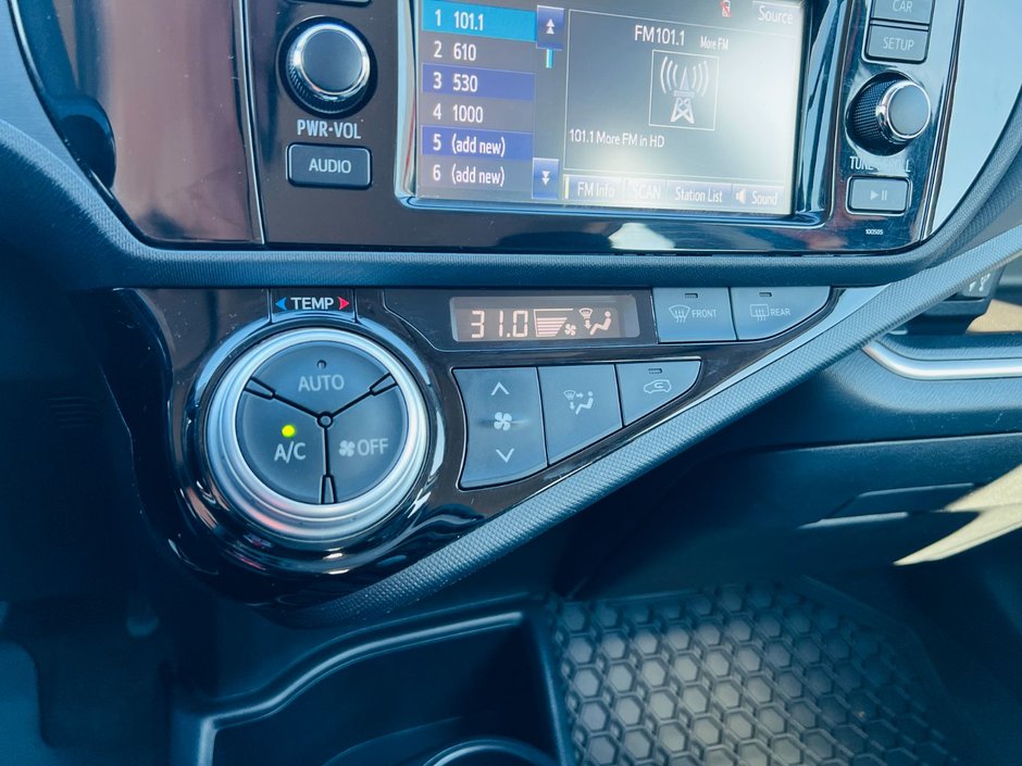 Toyota Prius c Technology 2015-23