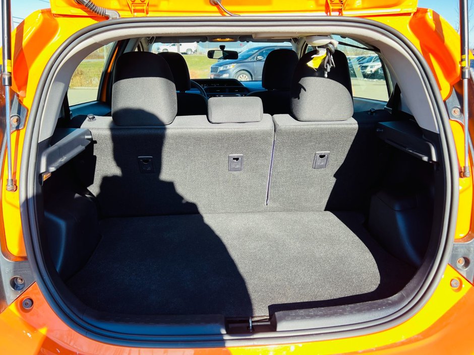 Toyota Prius c Technology 2015-31