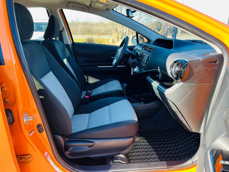 Toyota Prius c Technology 2015-9