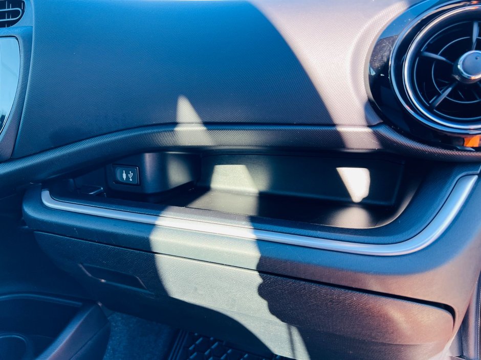 Toyota Prius c Technology 2015-8