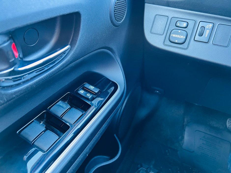 Toyota Prius c Technology 2015-13