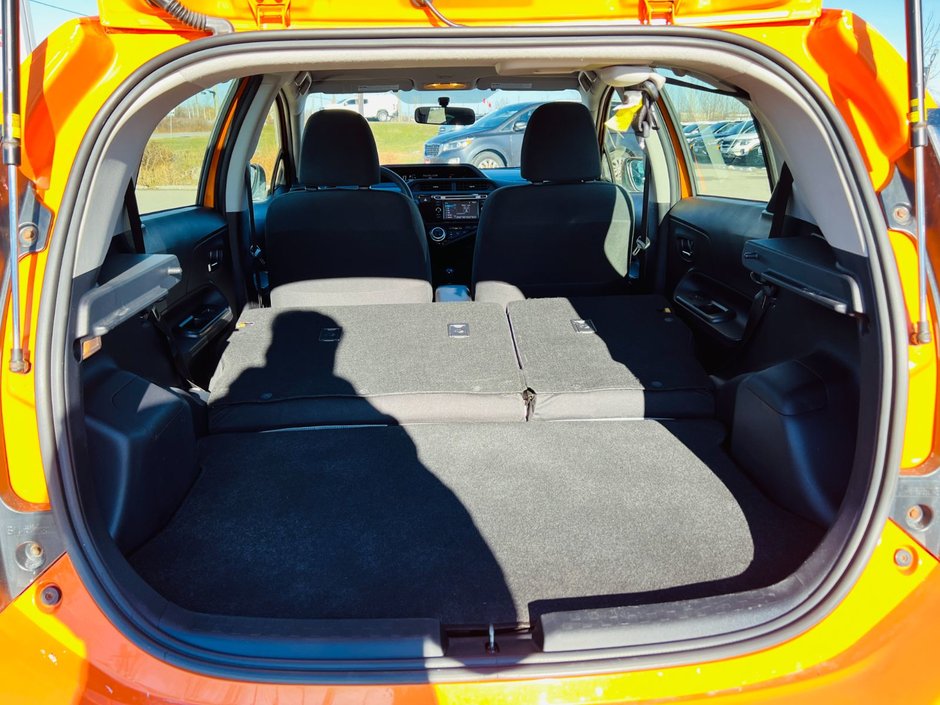 Toyota Prius c Technology 2015-32