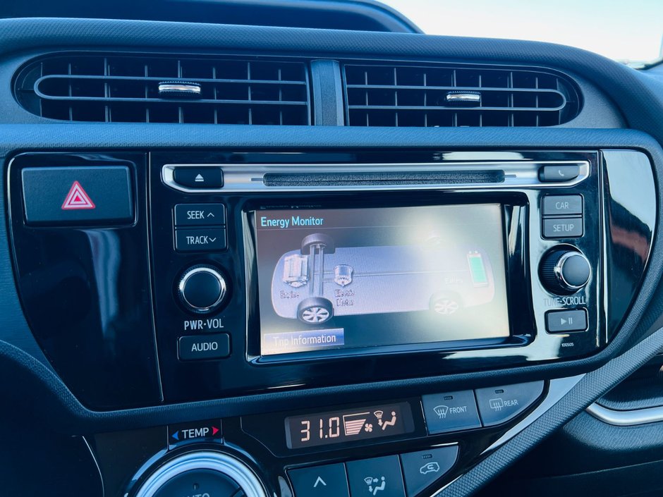 Toyota Prius c Technology 2015-21