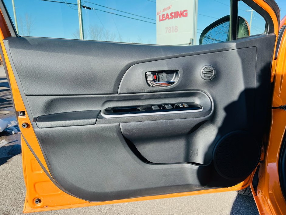 Toyota Prius c Technology 2015-6