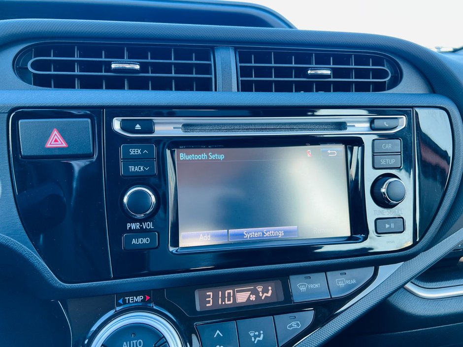 Toyota Prius c Technology 2015-22