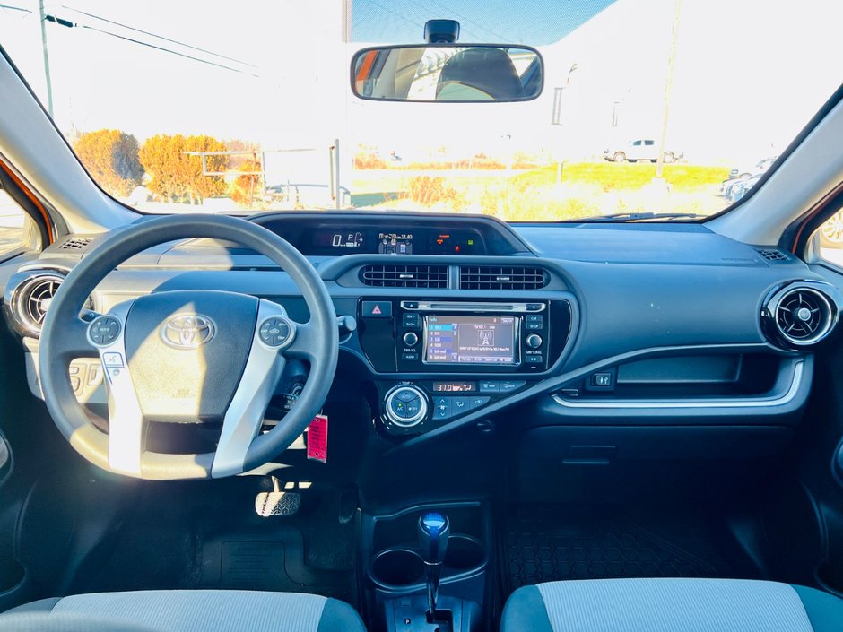 Toyota Prius c Technology 2015-11