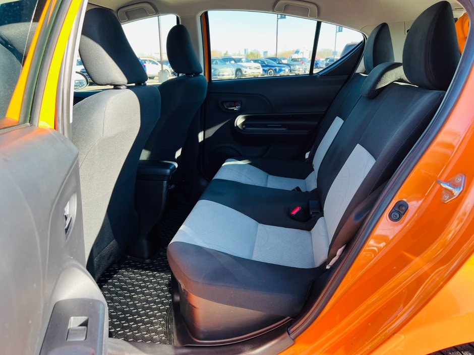 Toyota Prius c Technology 2015-28