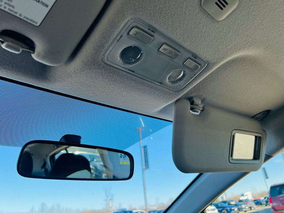 Toyota Prius c Technology 2015-26