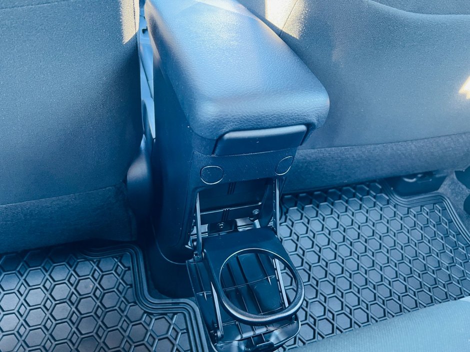 Toyota Prius c Technology 2015-29