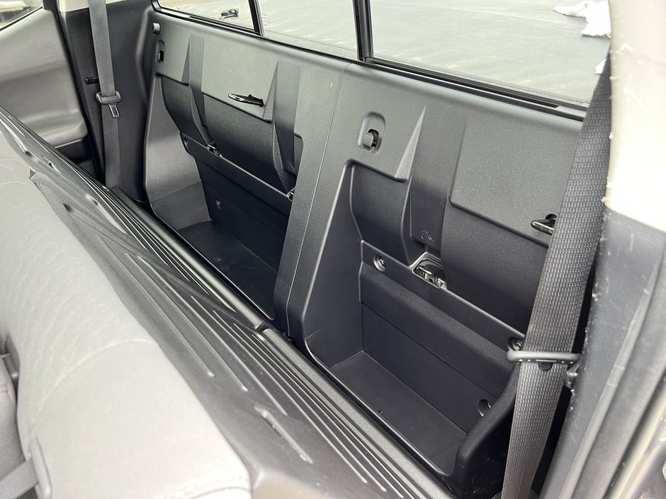 2020 Toyota Tacoma V6 4x4-34