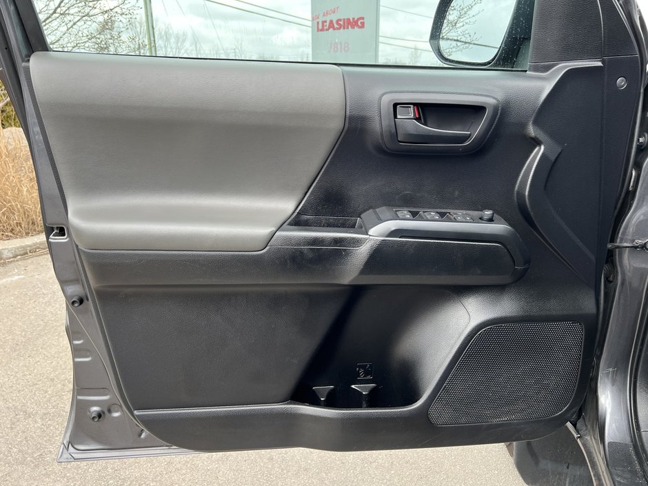 2020 Toyota Tacoma V6 4x4-8